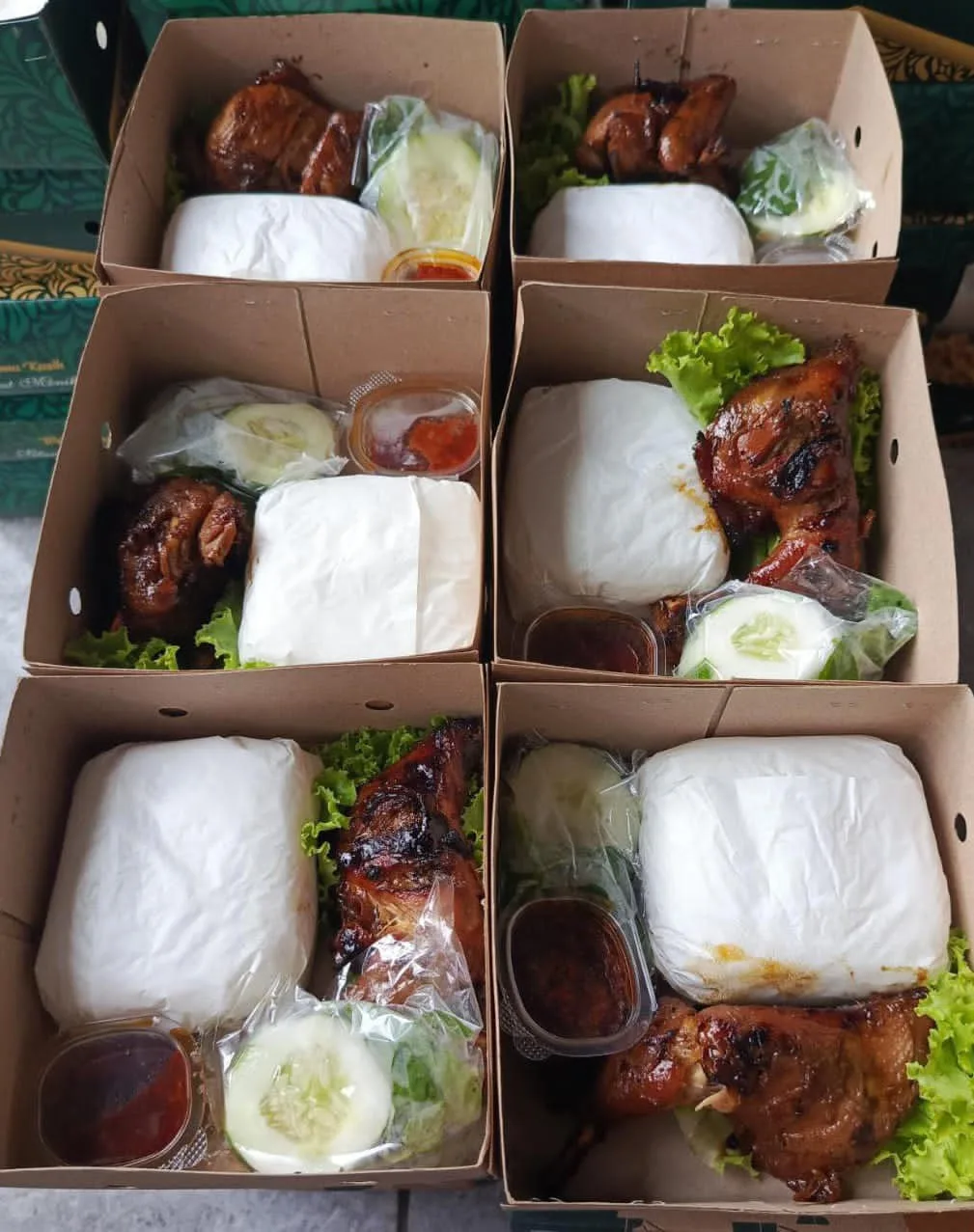 Nasi ayam bakar komplit lalapan